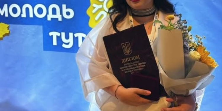 Попри десятки нагороджених відзнаками, начальник Тернопільської ОВА публічно хвалить лиш свою радницю