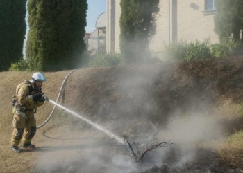 На Шумщині гасили пожежу на території церкви