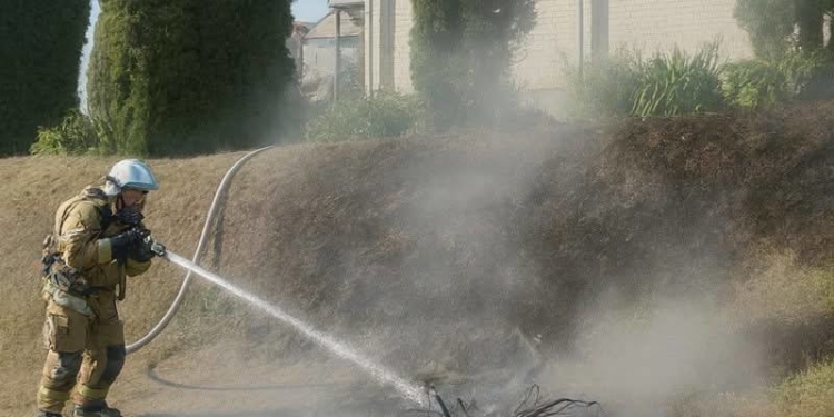 На Шумщині гасили пожежу на території церкви