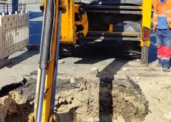 На Руській в Тернополі утворилося провалля через руйнування каналізаційного колодязя