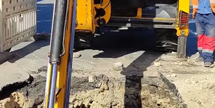 На Руській в Тернополі утворилося провалля через руйнування каналізаційного колодязя