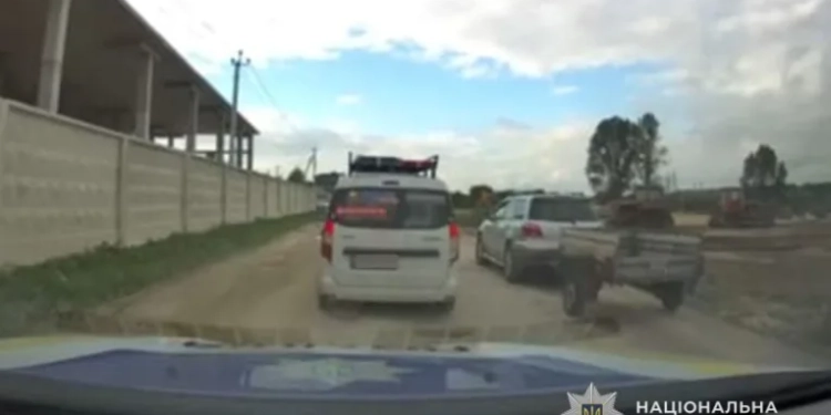 У Тернополі п’яний водій, який перебував у розшуку, намагався відкупитися від поліції за 3000 доларів