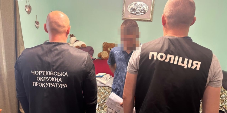 Житель Теребовлянщини підозрюється у хабарі за працевлаштування: вимагав 500 доларів за “послугу”