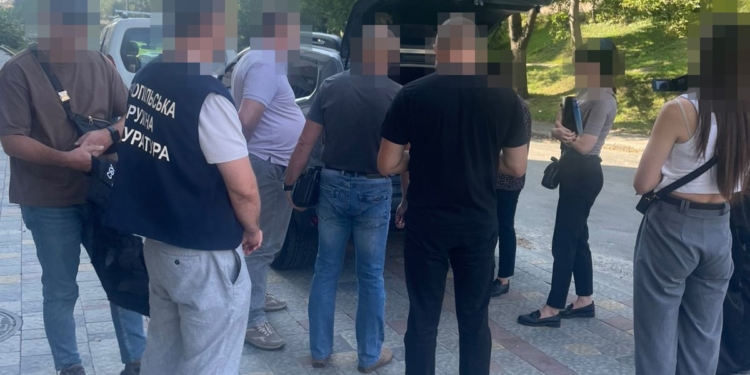 Нaчaльник дільниці Укртелекому вимaгaв і отримaв 20 тис грн від зaбудовникa зa непрaвильний монтaж комунікaцій нa новобудові у Тернополі