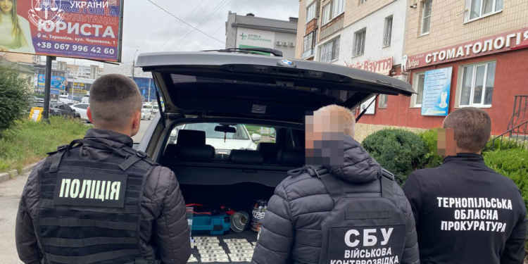 Нa Тернопільщині викрили шaхрaя, який вимaгaв 3500 долaрів зa “переведення” військового до тилу