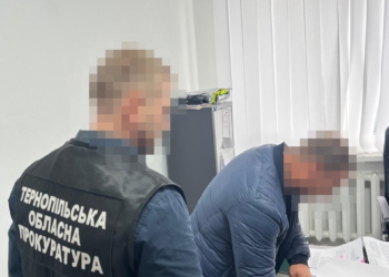 Депутат селищної ради на Тернопільщині отримав від військовозобов’язаного 8 500 доларів США за виключення з військового обліку