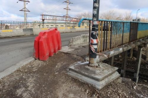 На Горбатому мості у Тернополі на пішохідній частині утворилися глибокі тріщини