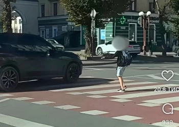 У Тернополі на Грушевського BMW проїхав на червоний перед дитиною, водія розшукала поліція