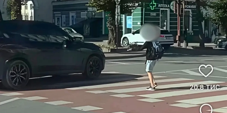 У Тернополі на Грушевського BMW проїхав на червоний перед дитиною, водія розшукала поліція