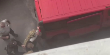 В Тернополі працівники ТЦК запхали чоловіка в бус