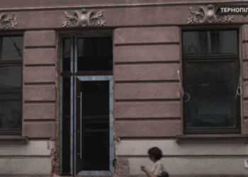 У центрі Тернополі відновили фасад пошкодженого історичного будинку