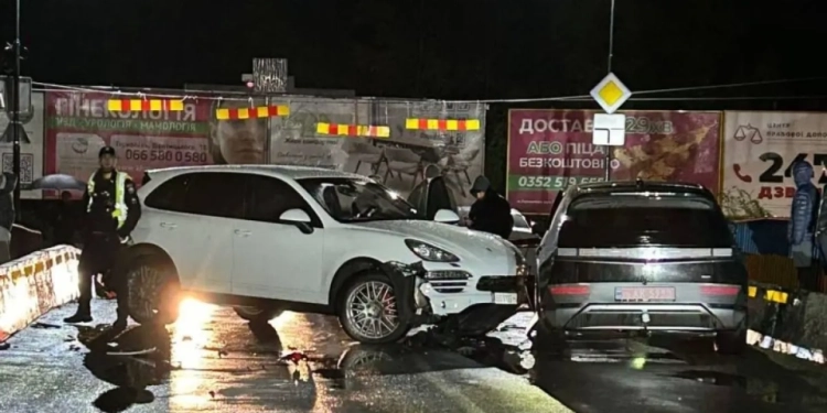 Аварія на Горбатому мосту в Тернополі: рух ускладнений