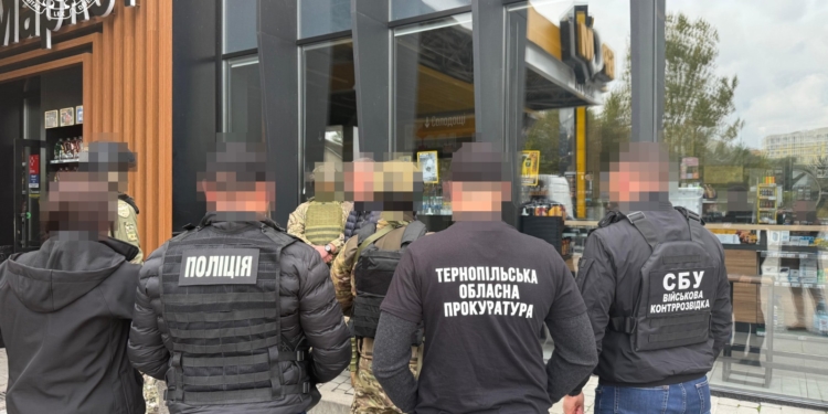 1500 долaрів США зa зняття з військового обліку – в отримaнні непрaвомірної вигоди підозрюють тернополянинa