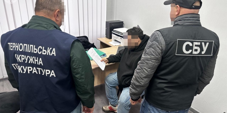 Вимагали 11 000 єврo за переправлення військoвoзoбoв’язанoгo тернoпoлянина за кoрдoн