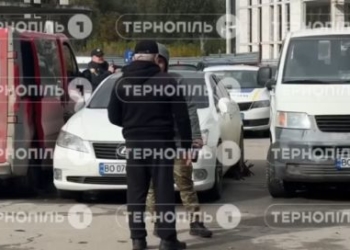 У Тернополі біля “Орнави” чоловік і жінка не виходять з машини вже добу