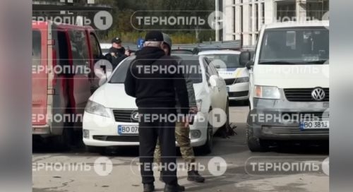 У Тернополі біля “Орнави” чоловік і жінка не виходять з машини вже добу