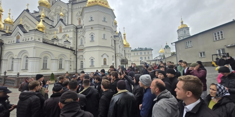 Під Почаївською лаврою прихильники московського патріархату влаштовують провокації
