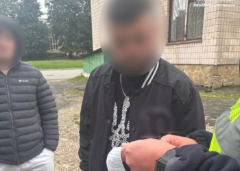 У Тернополі інспектор виявив 16-річного порушника за кермом Mercedes-Benz на території школи