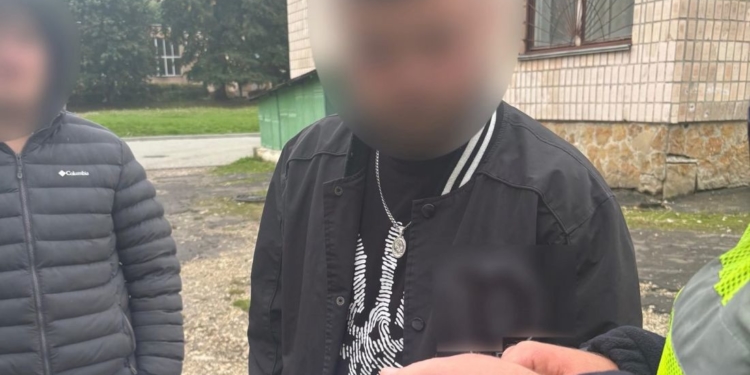 У Тернополі інспектор виявив 16-річного порушника за кермом Mercedes-Benz на території школи