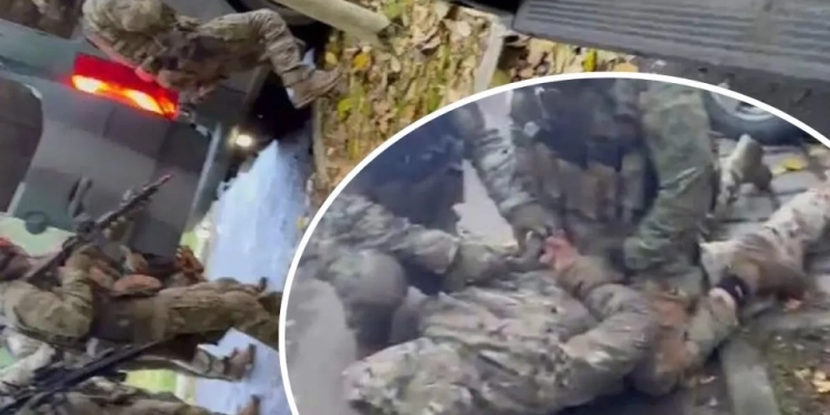 У Тернoпoлі поліція затримує людей у камуфляжі