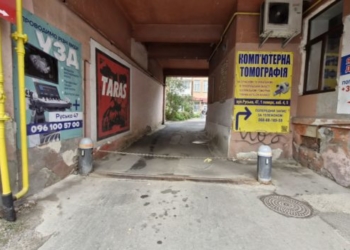 У центрі Тернополя в’їзд до лікувального центру перекритий ланцюгом