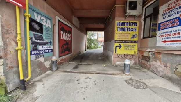 У центрі Тернополя в’їзд до лікувального центру перекритий ланцюгом