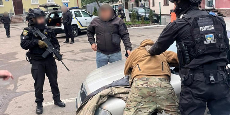 Викрадали та катували людей, вимагали гроші: у Тернополі затримали й оголосили підозри групі військових