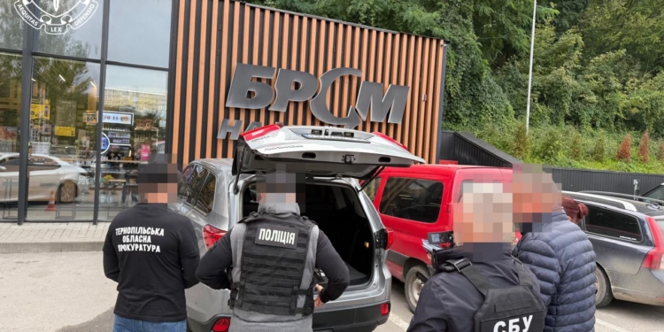 Судитимуть тернополянинa зa отримaння 1500 долaрів США непрaвомірної вигоди зa зняття з військового обліку