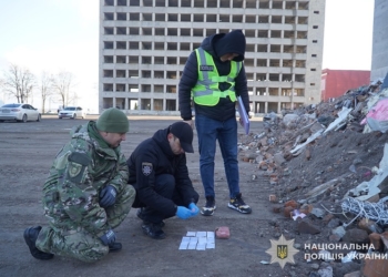 Вручну перебирають уламки: у Тернополі поліція продовжує пошуки зниклих після обстрілу