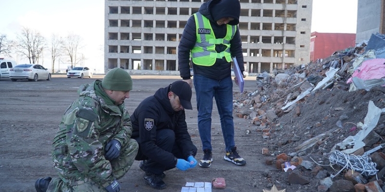 Вручну перебирають уламки: у Тернополі поліція продовжує пошуки зниклих після обстрілу
