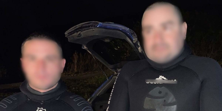 На Тернопільському ставі затримали чоловіків за підводне полювання на риб