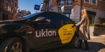 “Дура, я зараз вийду і тебе головою вдарю об дверку!”, – у Тернополі водій “Uklon” принизив маму дитини з ДЦП