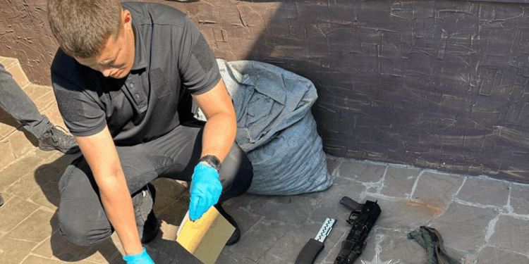 На Тернопільщині слідчі скерували до суду справу чоловіка, який незаконно зберігав зброю