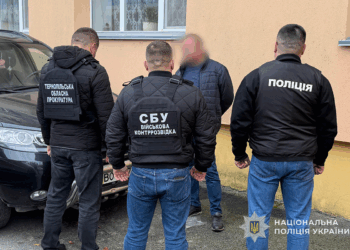 У Тернополі поліцейські затримали чоловіка, який вимагав 4000 доларів за допомогу з мобілізацією