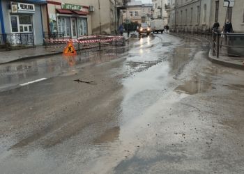 У Бережанах три дні вода підмиває асфальт: ремонт досі не розпочали