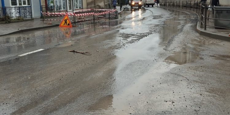 У Бережанах три дні вода підмиває асфальт: ремонт досі не розпочали