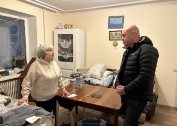Міський голова Сергій Надал відвідав 75-річну тернополянку, чий син служить у ЗСУ