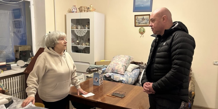Міський голова Сергій Надал відвідав 75-річну тернополянку, чий син служить у ЗСУ