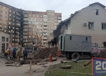 «Ми знову заручники»: другу добу мешканці обстріляного росіянами будинку в Тернополі без тепла і світла