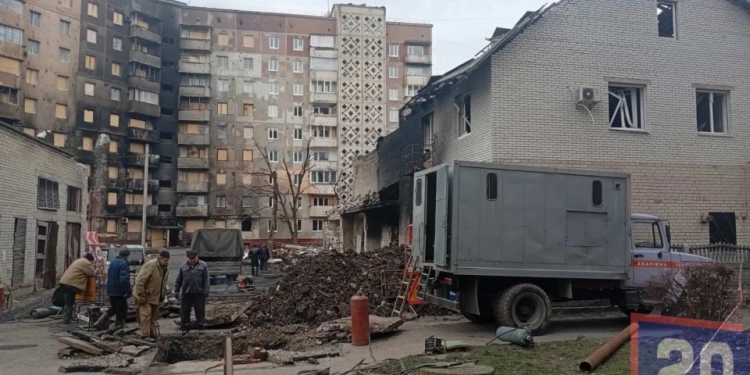 «Ми знову заручники»: другу добу мешканці обстріляного росіянами будинку в Тернополі без тепла і світла