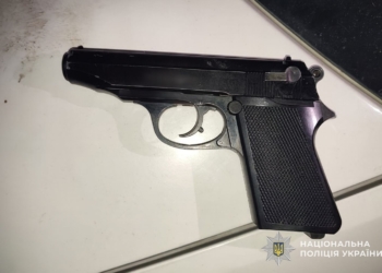 У Тернополі на вулиці Сахарова чоловік стріляв з пістолета