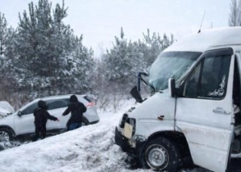 Автотроща неподалік Бучача: кросовер врізався в маршрутку