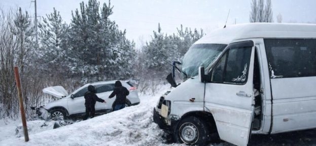 Автотроща неподалік Бучача: кросовер врізався в маршрутку
