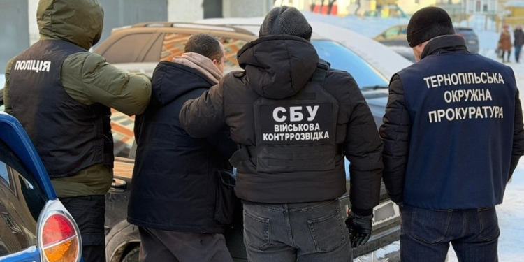 У Тернополі поліція затримала організатора схеми нелегального переправлення чоловіків призовного віку за кордон