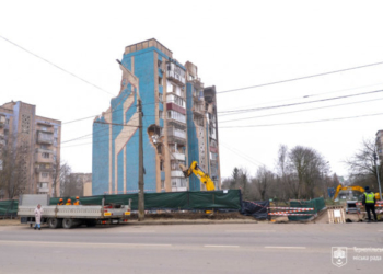 У Тернополі планують продати земельну ділянку під зруйнованим російською ракетою будинком на вул. Стуса