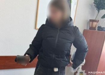 Залишила немовля в під’їзді, а потім зателефонувала сама до поліції: знайшли матір у Тернополі