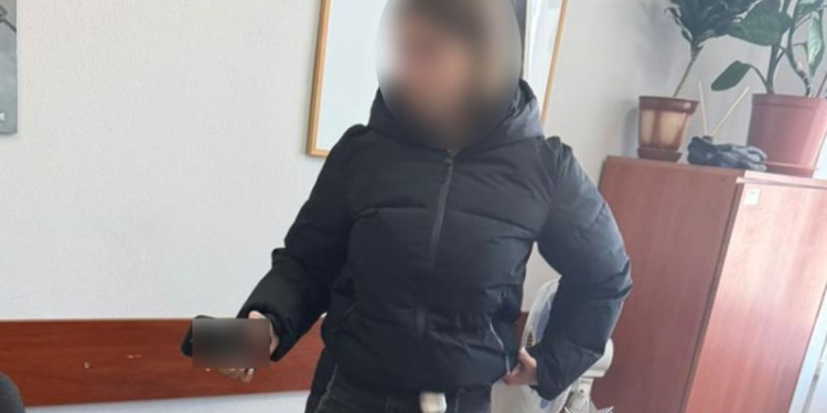 Залишила немовля в під’їзді, а потім зателефонувала сама до поліції: знайшли матір у Тернополі