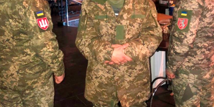 У Тернополі затримали військового, який перебував у розшуку, з наркотиками