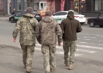 У Тернополі судили жінку, яка заблокувала поліцейське авто, щоб врятувати чоловіка від ТЦК