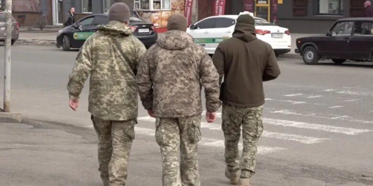 У Тернополі судили жінку, яка заблокувала поліцейське авто, щоб врятувати чоловіка від ТЦК